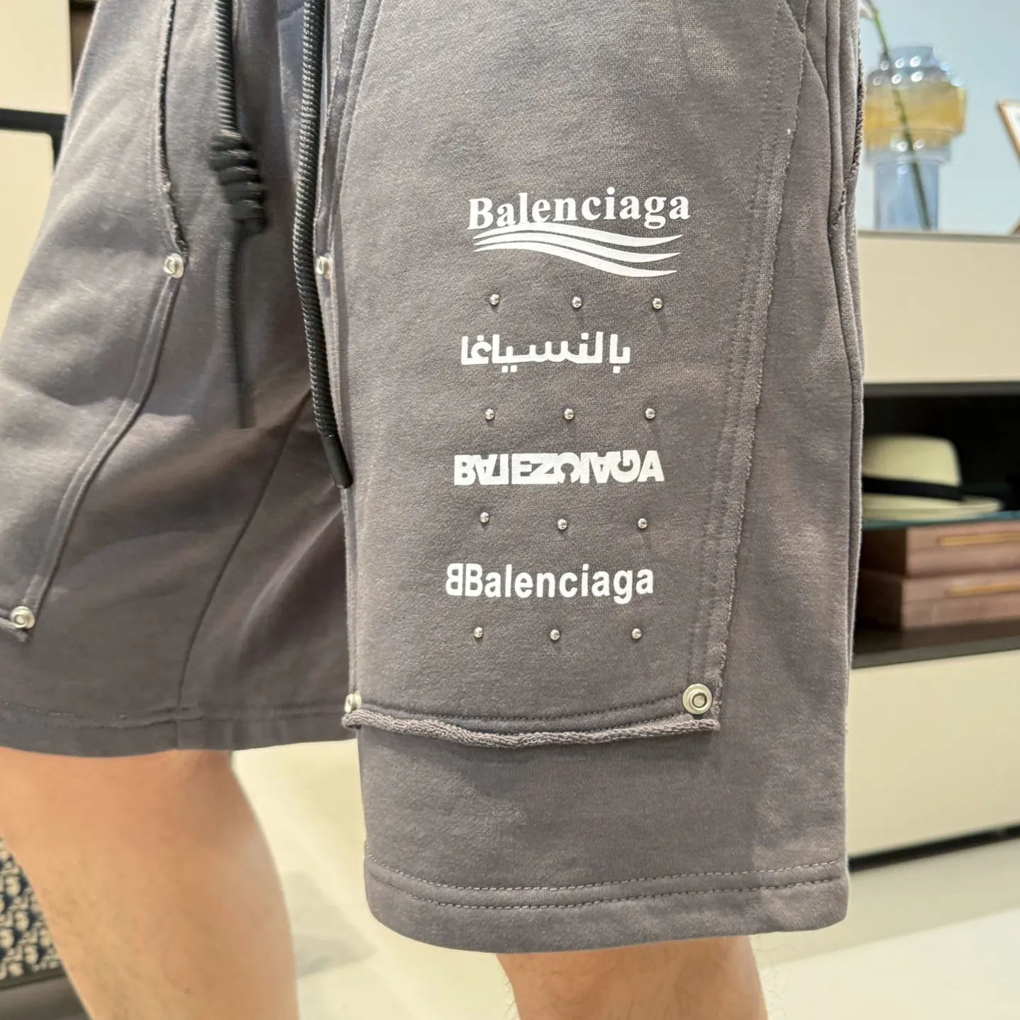 Balenciaga's three-standard complete 2026 summer New Arrival men's casual shorts, advanced custom-made Breathable fabric, Breathable fabric, extremely stretchy and comfortable, impeccable details, top-grade accessories, original logo design concept, delicate and soft feel! The upper body fit is awesome! Size: M-XXXL Please state your height and weight when ordering
